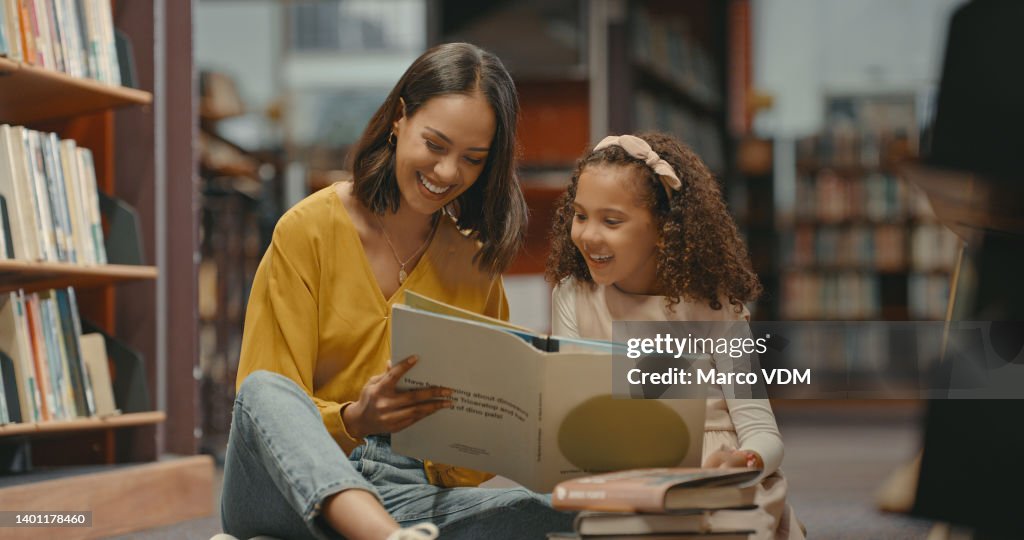 Enseignante aidant une jeune élève à faire ses devoirs à la bibliothèque après l’école. Deux femmes lisent un livre ensemble dans la librairie. Ils font de la recherche pour un projet