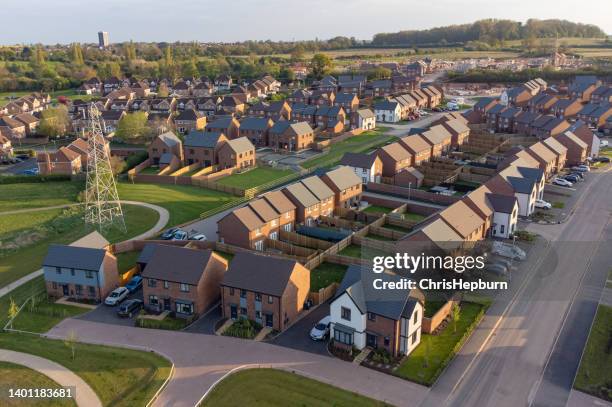 aerial view of new build housing construction site in england, uk - nieuwbouw stockfoto's en -beelden