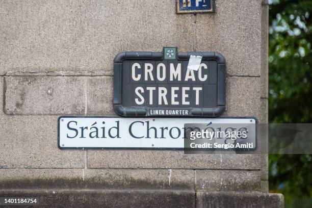 cromac street sign - straatnaambord stockfoto's en -beelden