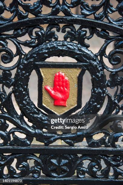 red hand of ulster - provincia de ulster fotografías e imágenes de stock