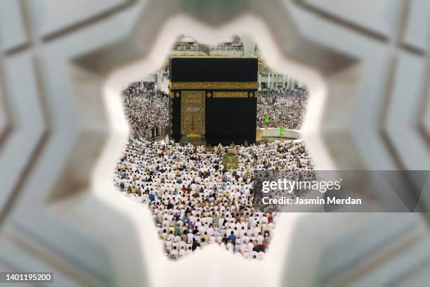kaaba in makkah with crowd of muslim people all over the world praying together - hajj stock-fotos und bilder