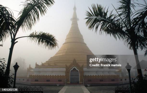 myanmar golden temple ( nepal) - lumbini nepal stock-fotos und bilder