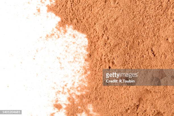 cocoa powder isolated - chocolate powder stock-fotos und bilder