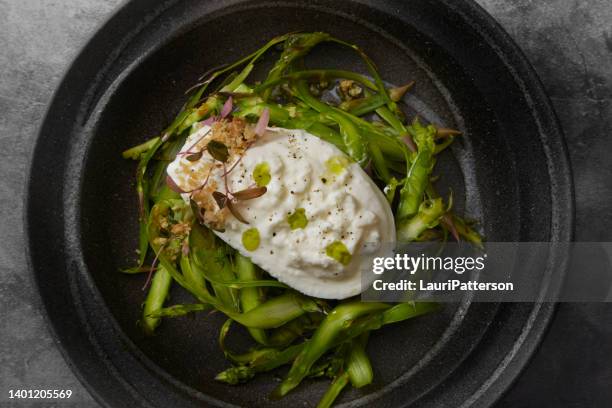 spargelscheiben-burrata-käsesalat - büffelmozzarella stock-fotos und bilder