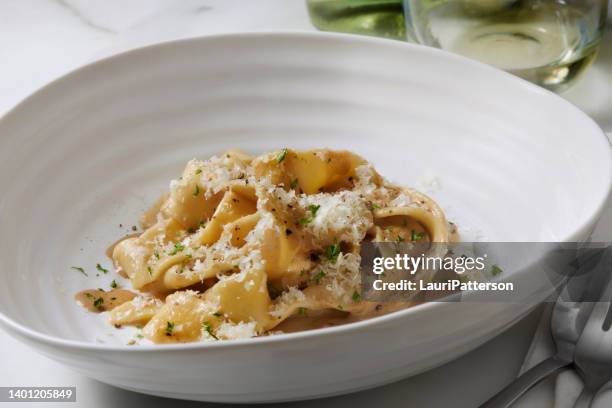 black garlic cacio e pepe with pappardelle noodles - fettuccine stockfoto's en -beelden