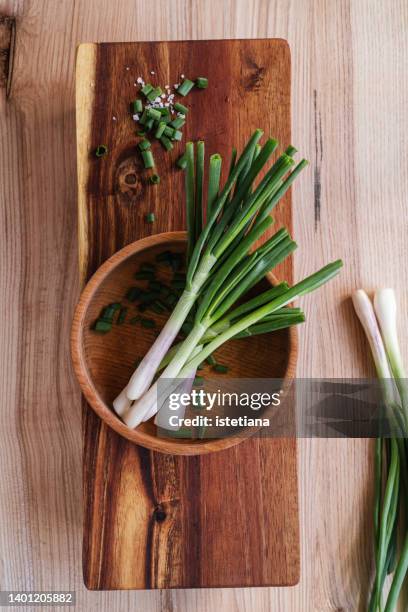 springtime still life. fresh organic spring onionon wooden table background - bosui stockfoto's en -beelden