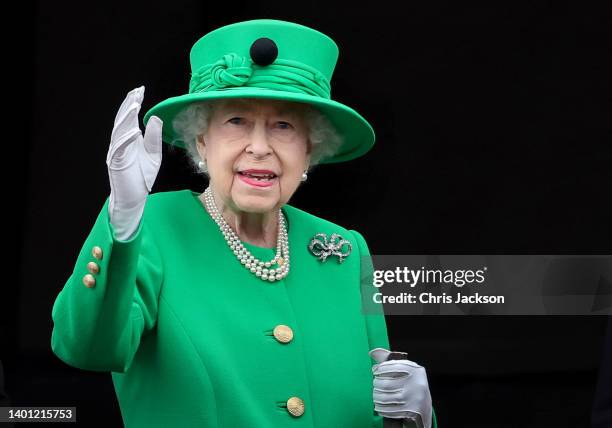Queen Elizabeth II waves from the balcony of Buckingham Palace during the Platinum Jubilee Pageant on June 05, 2022 in London, England. The Platinum...