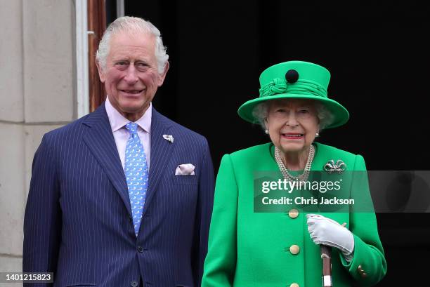 Queen Elizabeth II and Prince Charles, Prince of Wales on the balcony of Buckingham Palace during the Platinum Jubilee Pageant on June 05, 2022 in...