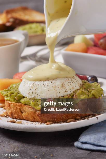 oeufs d’avocat bénédicte - sauce à base de crème photos et images de collection