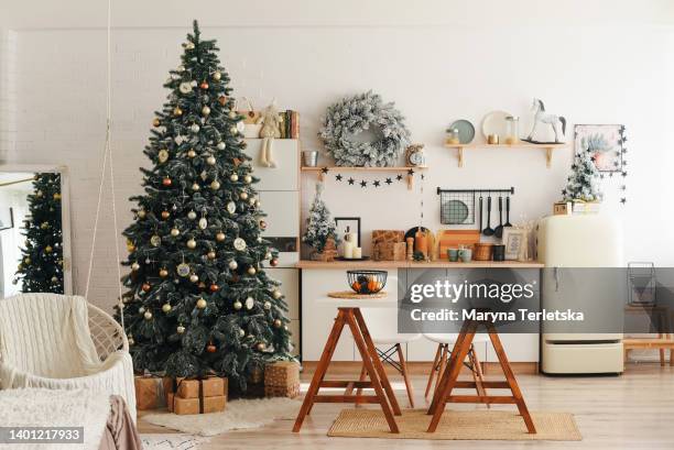 christmas kitchen decor. cooking festive food in the kitchen. new year. christmas. christmas decor. christmas tree. christmas background. christmas home interior decor. holiday. - ambiance bureau stockfoto's en -beelden