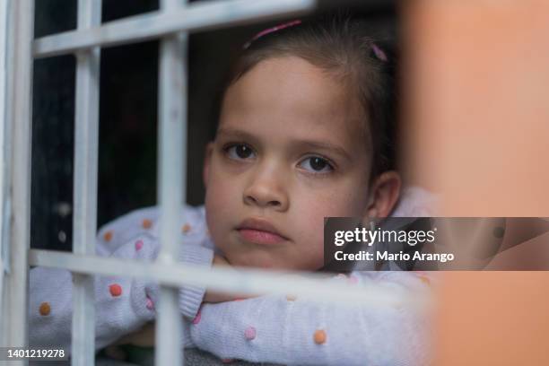 ritratto ravvicinato di latina triste bambina - casa famiglia foto e immagini stock