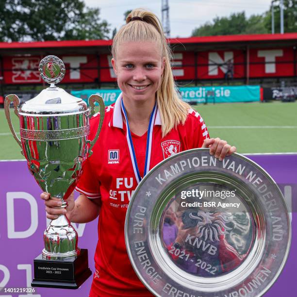 Kim Everaerts of FC Twente celebrates after winning the Eredivisie Cup during the Vrouwen Eredivise Cup match between FC Twente and Ajax at...