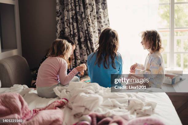 gruppe von kindern, die zusammen im kinderzimmer spielen - girls sleepover stock-fotos und bilder