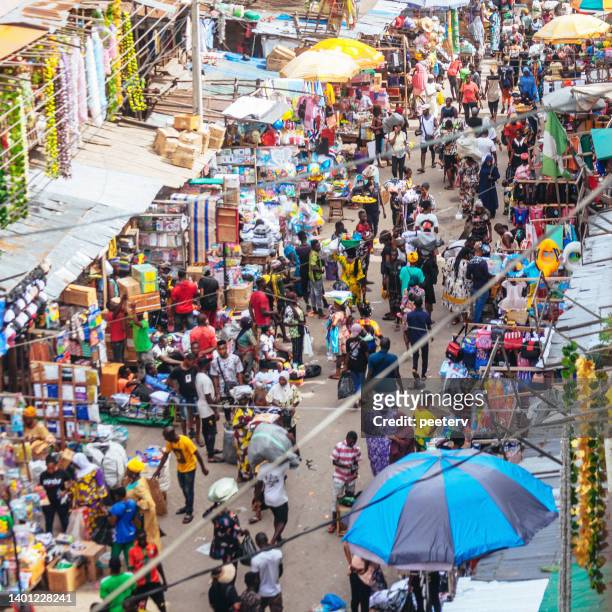 busy market street in lagos, nigeria, west africa - nigeria lagos traffic stockfoto's en -beelden