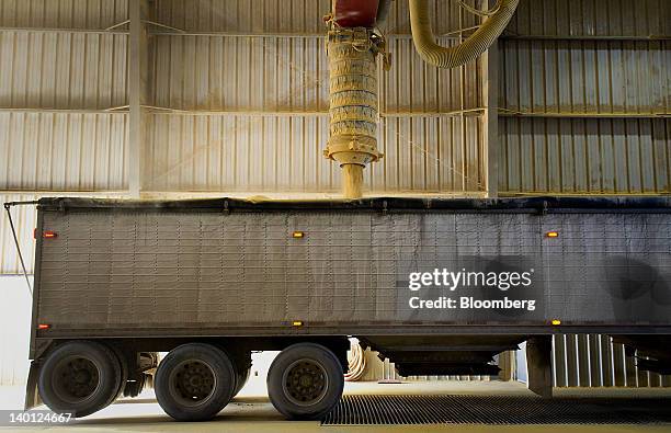 Distilers Lorry 43 Dried Distillers Grains Stock Photos, High-Res Pictures, and Images ...