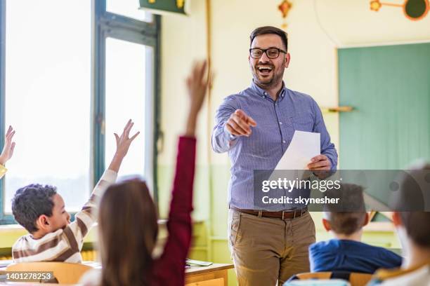 yes you, tell me the answer to my question! - teacher stockfoto's en -beelden