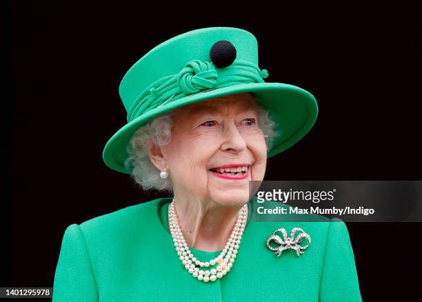 Queen Elizabeth II stands on the balcony of Buckingham Palace following the Platinum Pageant on June 5, 2022 in London, England. The Platinum Jubilee...