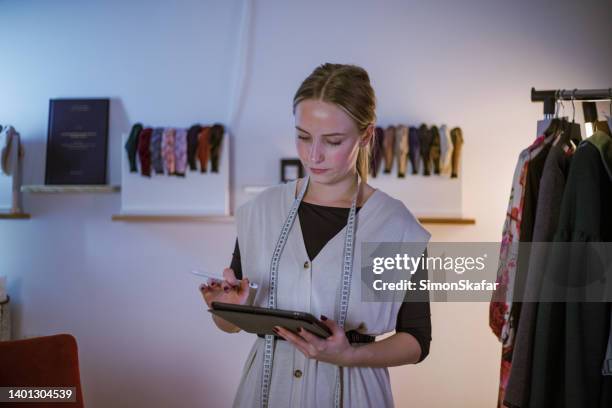 fashion designer in her fashion studio - kostymdesigner bildbanksfoton och bilder