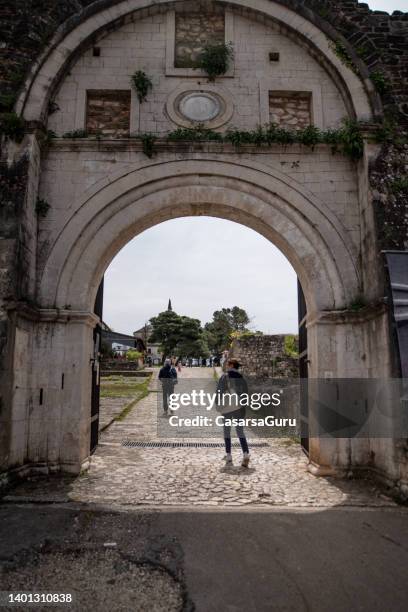 erwachsenes paar entdeckt mittelalterliche osmanische fetiche - fethije moschee in der festung der hauptstadt der epirus region ioannina, griechenland - greek arch stock-fotos und bilder