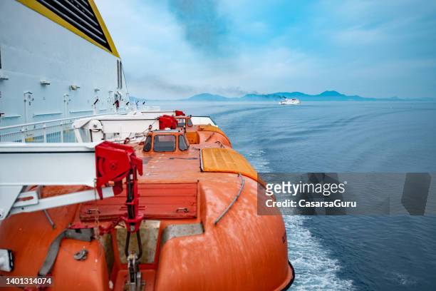 フェリー安全装置 - 航行中の救命ボートクローズアップ - 救命ボート ストックフォトと画像