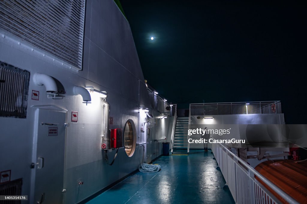 Paysage de tranquillité nocturne sur un pont supérieur de ferry