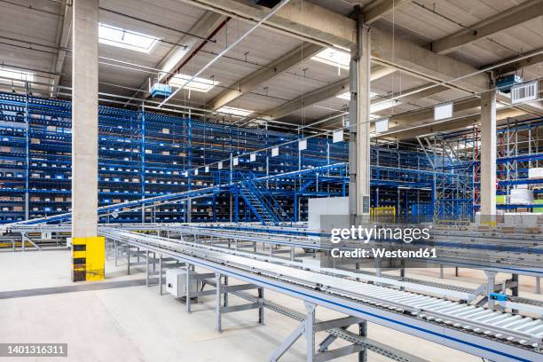 empty conveyor belt in warehouse - nastro trasportatore foto e immagini stock