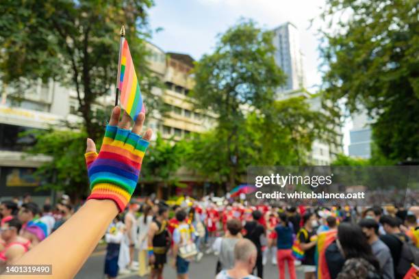 プライドイベントでプライド月間を祝うアジアの人々のグループ。 - asian flags ストックフォトと画像