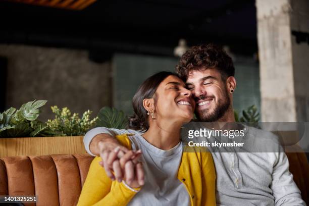 glückliches paar, das sich mit großer zuneigung umarmt. - couple relationship stock-fotos und bilder