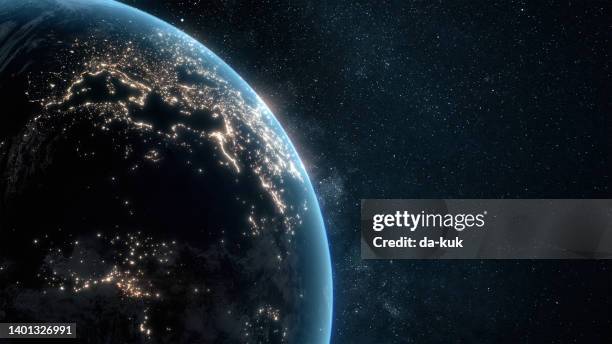 planet erde bei nacht mit stadtlichtbeleuchtung. blick aus dem weltraum. 3d-rendering - europa kontinent stock-fotos und bilder