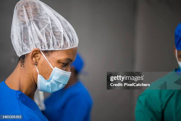 profil krankenschwester mit haarnetz und gesichtsmaske - chirurgenkappe stock-fotos und bilder