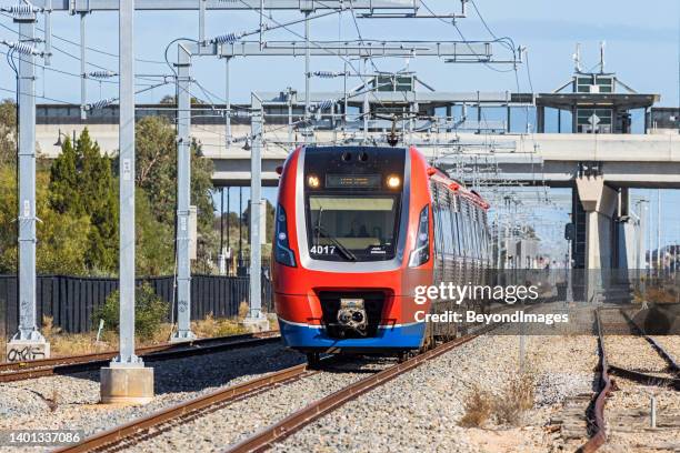 treno elettrico della metropolitana di adelaide sulla linea gawler elettrificata - adelaide foto e immagini stock