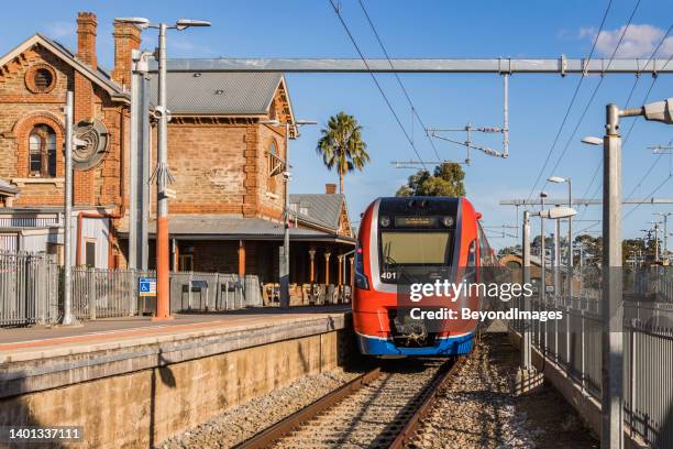 adelaide metro elektrischer zug auf der elektrifizierten gawler line - south australia stock-fotos und bilder