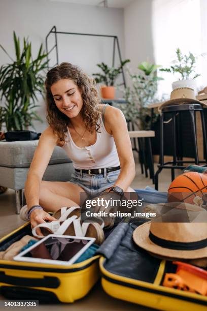 always prepared - suitcase packing stockfoto's en -beelden