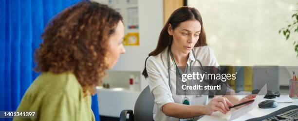 explicar la prescripción - médico de cabecera fotografías e imágenes de stock