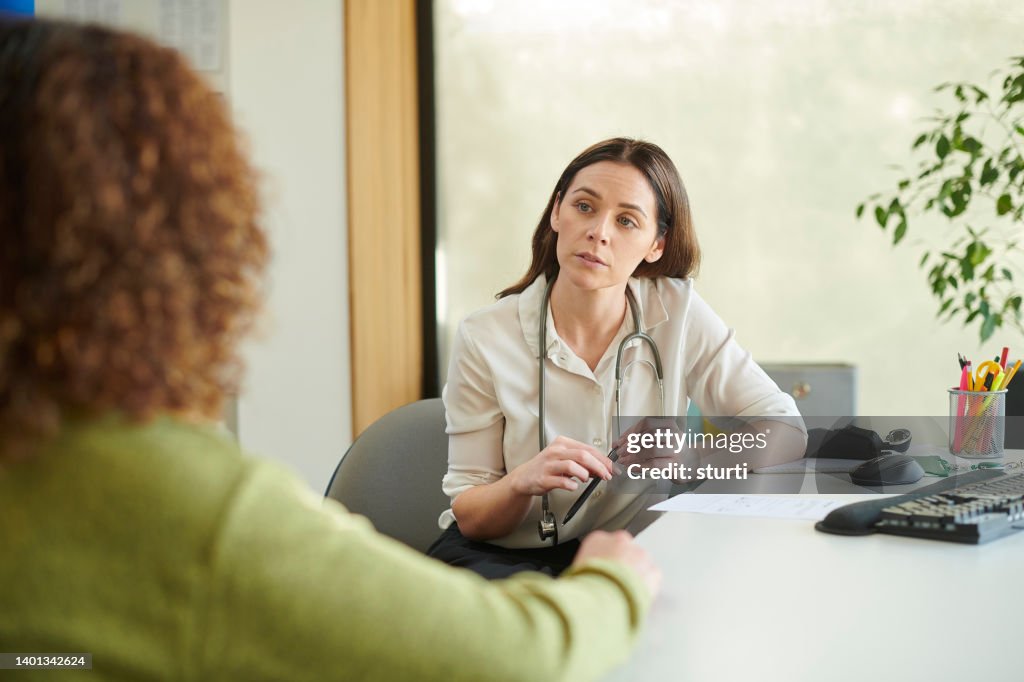Hembra gp escuchando paciente