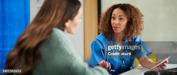 femme médecin avec le patient - doctor and patient talking photos et images de collection