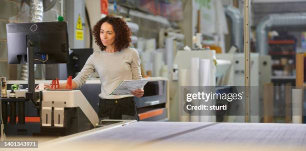 manufacturing worker - printing stockfoto's en -beelden