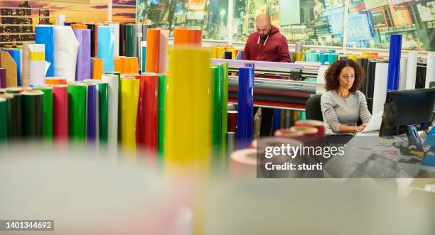 vinyl signage business owner - drukpers stockfoto's en -beelden