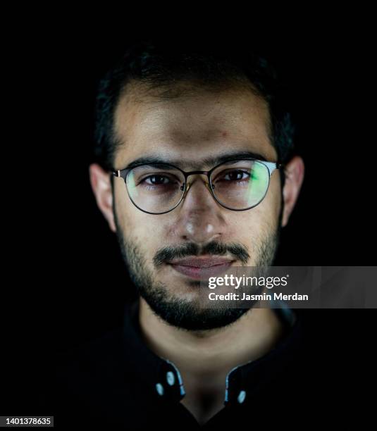 adult portrait face in black background - low key imagens e fotografias de stock