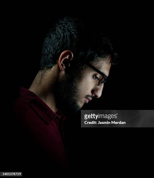 millennial male portrait face in black background - low key imagens e fotografias de stock
