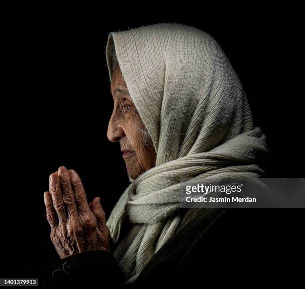 aged 90 years old lady portrait - religious veil - fotografias e filmes do acervo
