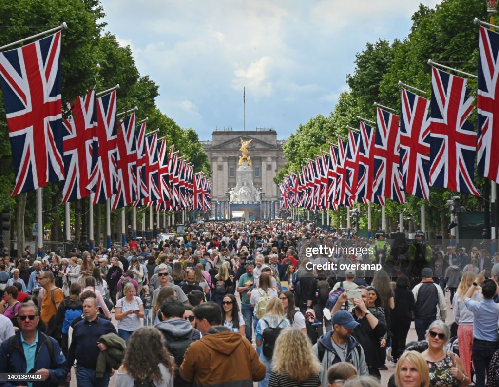 London jubilee Holiday crowds