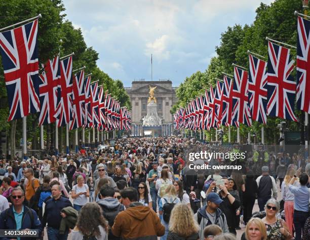 london jubilee holiday crowds - buckingham palace tourists stock pictures, royalty-free photos & images