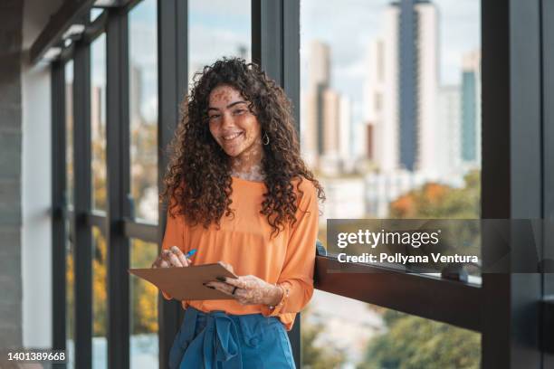 universität student portrait - vitiligo stock-fotos und bilder