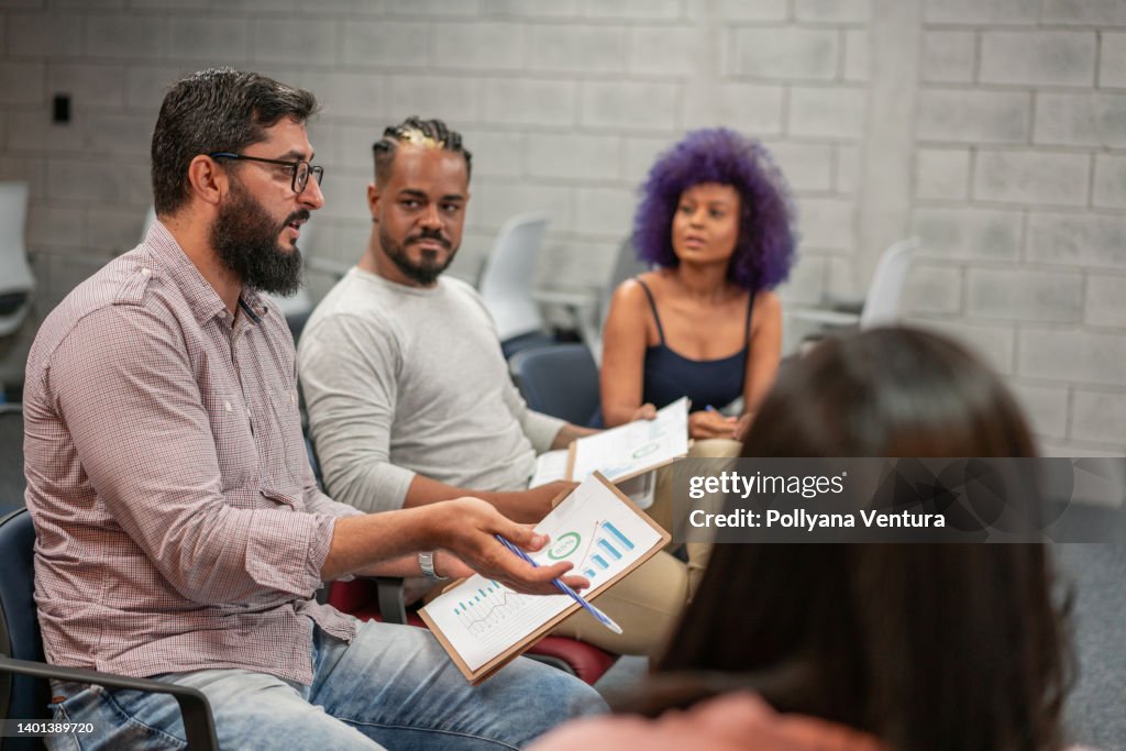 Grupo de adultos discutindo negócios