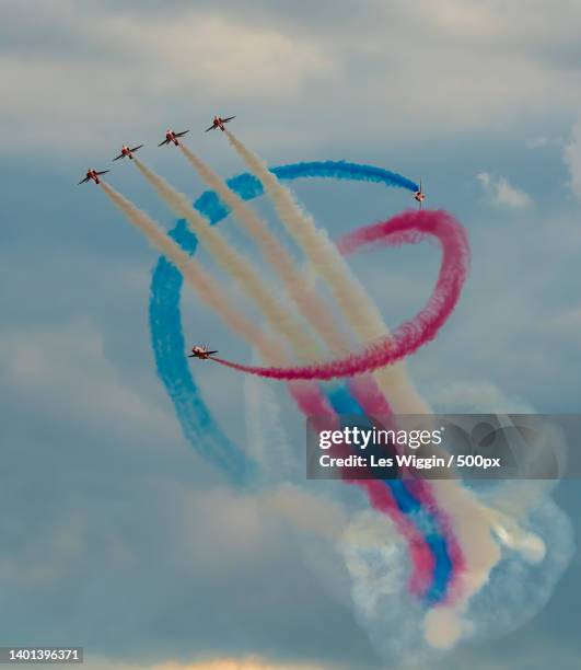 low angle view of airshow against sky - trainee photos et images de collection