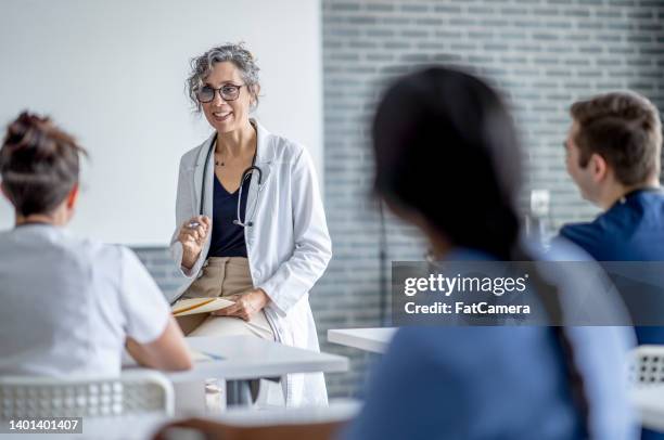 medical training class - schooldokter stockfoto's en -beelden