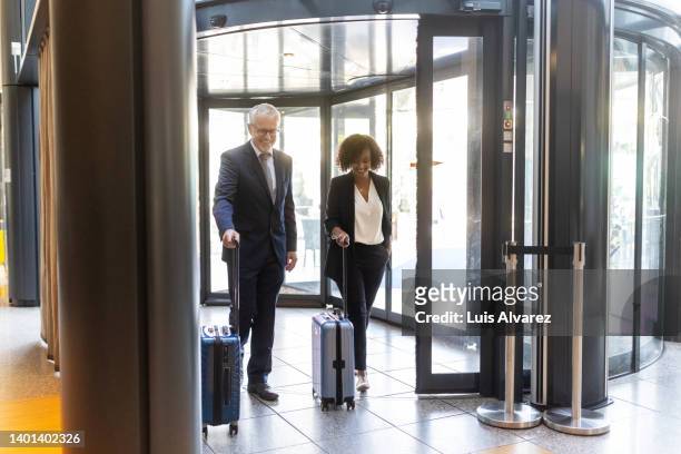 two business people with luggage entering hotel lobby - african open day two fotografías e imágenes de stock