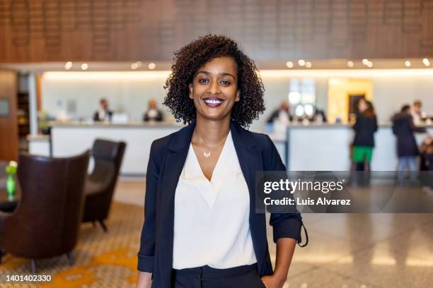 portrait to african businesswoman at hotel lobby - completo nero foto e immagini stock