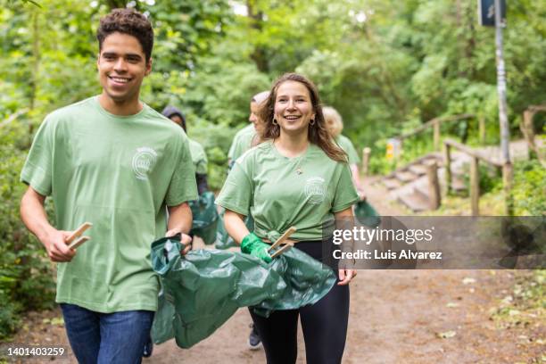 young people joining the local cleanup community service group - collection - fotografias e filmes do acervo